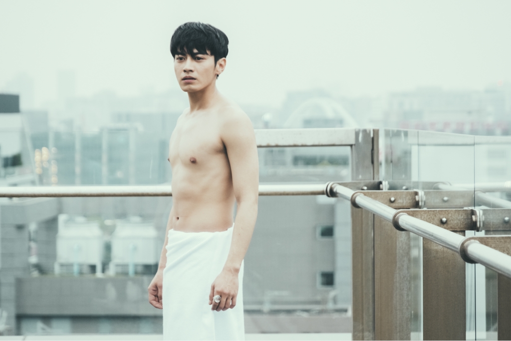 宋柏緯露冰塊盒腹肌抱佛腳兩百下伏地挺身  安心亞勾引索吻宋柏緯