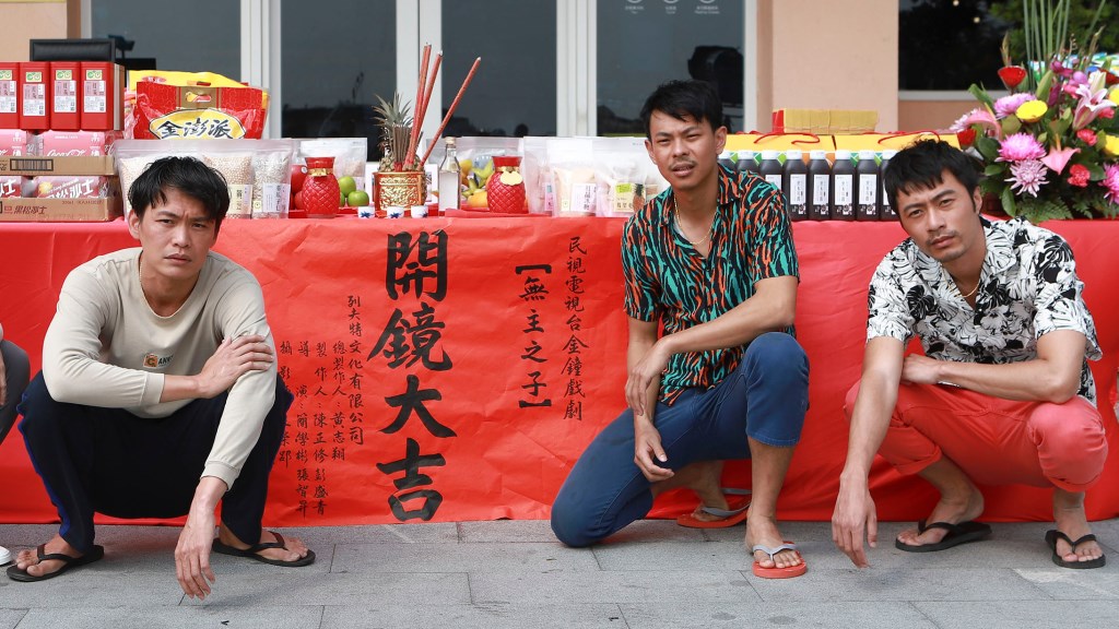 黃鐙輝變身越南移工 李又汝拿刀跟魚販學殺魚