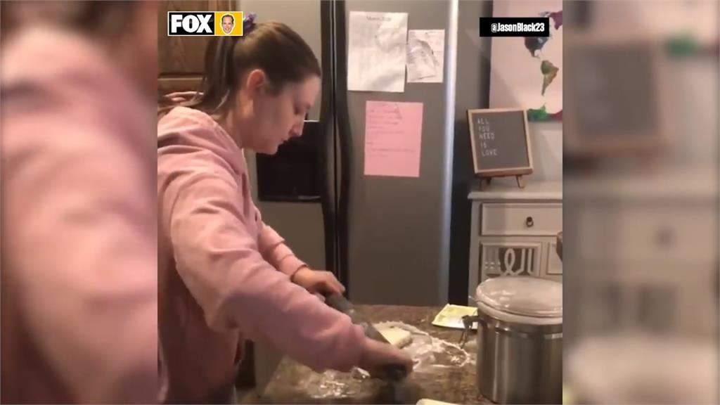 烤雞翅、桿麵糰也能轉播！賽事主播在家練嘴上功夫