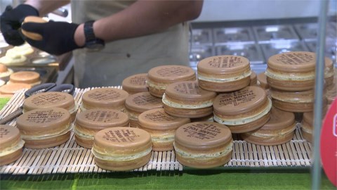 暖舉為醫護打氣!他一周送3千顆車輪餅給醫院