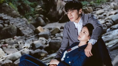 暖男宋柏緯坐崖邊談情說愛 出借大腿任女神安心亞躺....