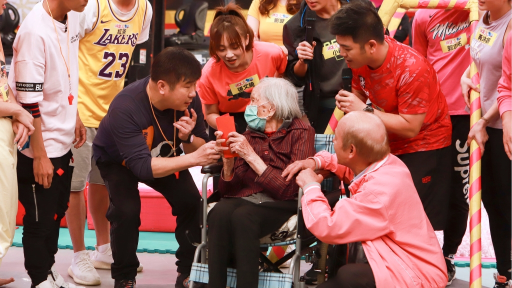 馬國畢102歲人瑞阿嬤進棚  胡瓜大方送紅包 阿嬤「緊抓不放」   