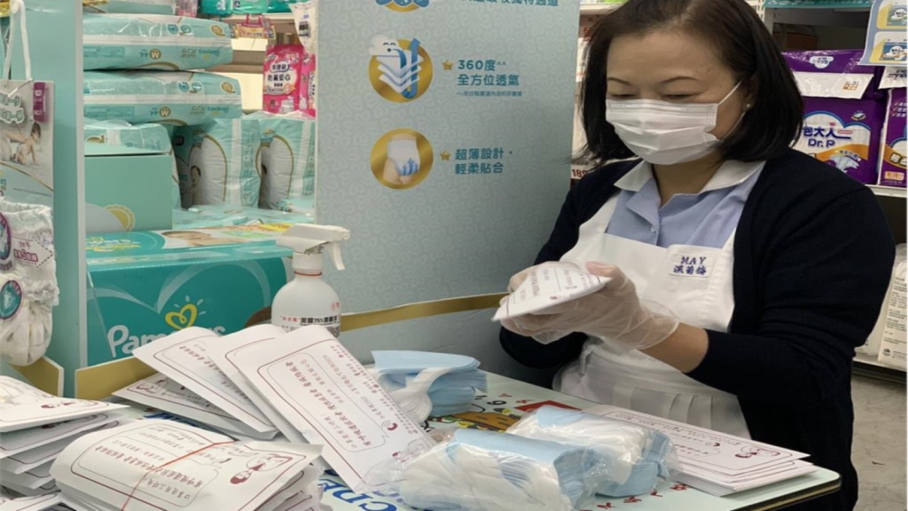飯店員工支援藥局　義務幫忙包口罩