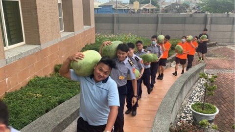 西瓜盛產減緩產銷壓力 海巡助推廣團購
