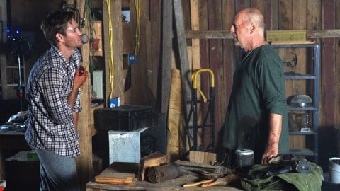 永遠的硬漢! 《惡夜救援》布魯斯威利持刀鬥搶匪 四季線上免費看