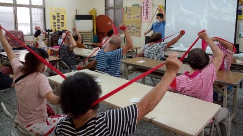 彈力帶、桌遊、手工藝可防失智症