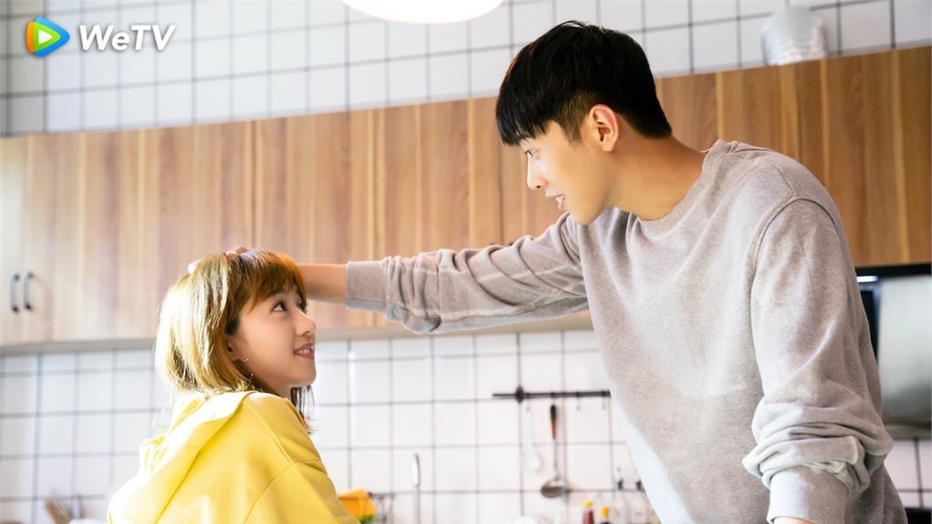 梁靖康使出「摸頭殺」　寵溺指數五顆星