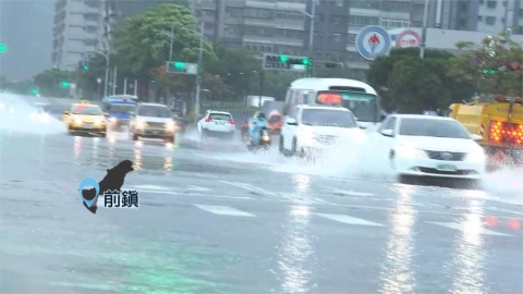暴雨襲高雄積水深　騎車涉水如水上摩托車