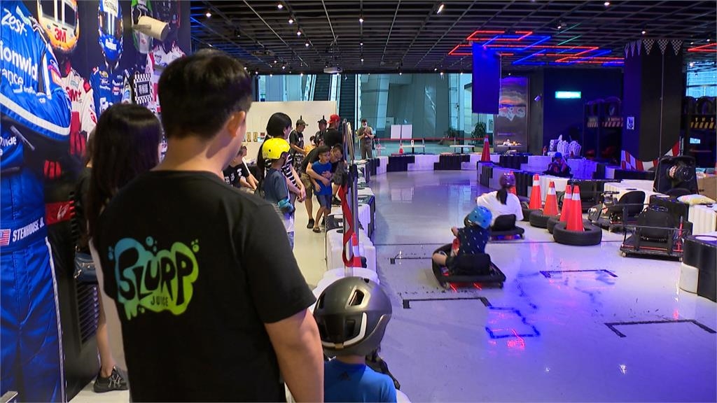 解封日一到！遊樂園人潮飆８倍