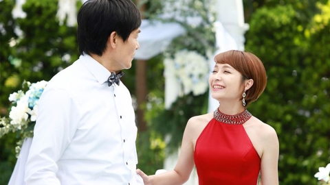 李珞晴甜笑對望霍正奇!削肩紅禮服 辣秀白皙長腿與無暇美背