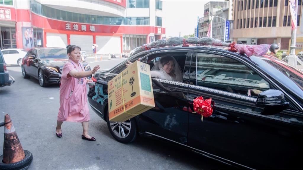 出嫁習俗丟壞脾氣　新娘丟出大電扇