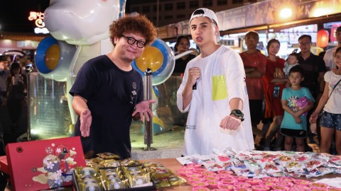 納豆 曾子余 夜市吃美食放人形立牌擺攤 大喊職災要減肥!