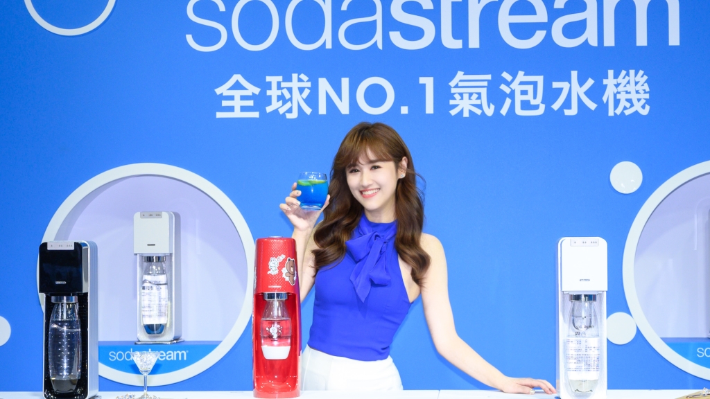 吳姍儒為氣泡水機代言 不忘虧爸爸連郵局都沒進過 會替他領三倍券