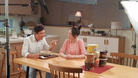 老戲骨檢場掏槍扮演007龐德和女兒合體拍廣告.....19歲女兒王敏淳驚爆結婚?!