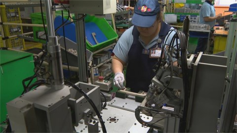 勞工荷包又要失血! 勞保明年調漲每月至少多繳24元