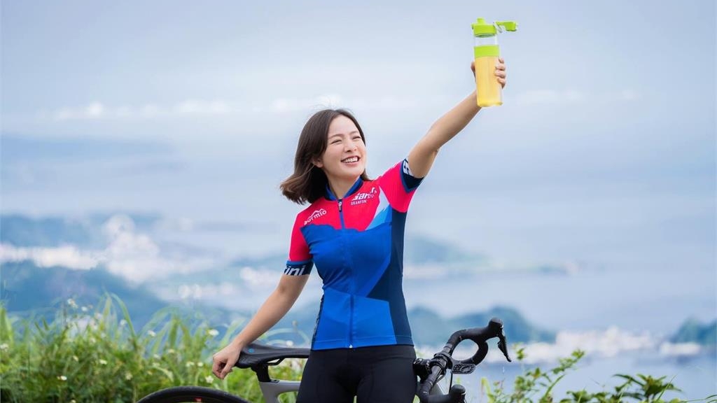 除了水、運動飲料還有個選項 運動前喝「冷泡綠茶」可促進17%的新陳代謝率! 除了水、運動飲料還有個選項 運動前喝「冷泡綠茶」可促進17%的新陳代謝率!
