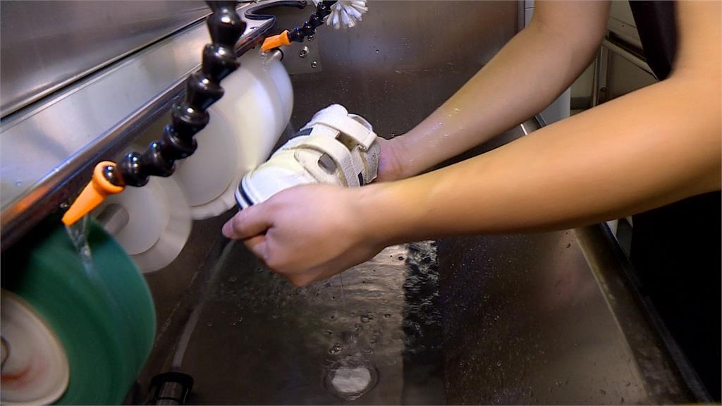 超商龍頭首推洗鞋服務! 直擊洗鞋產線