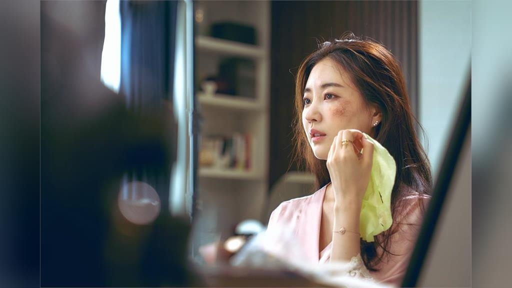 總裁辦公室藏「變態暗房」 金思朗掀「性虐多名女秘書」淫魔惡行