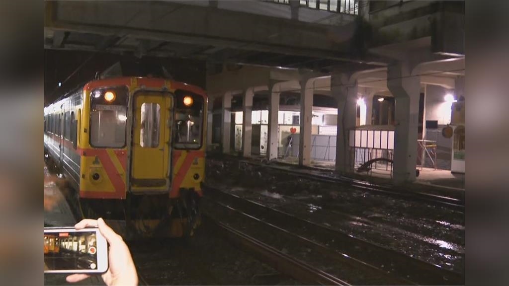 通車了！台鐵瑞芳猴硐段東正線列車限速40公里慢駛 林佳龍月台迎接