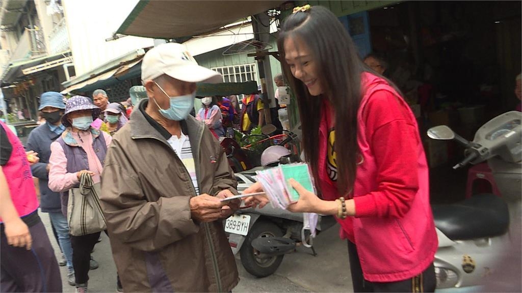 寒流報到 慈善團體街頭送暖