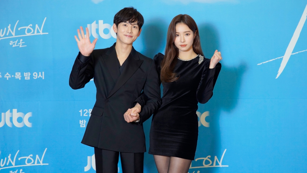 任時完轉性拍《奔向愛情》  秀腹肌好吸睛  鄭敬淏不要看！女友崔秀榮與年下男公然示愛! 