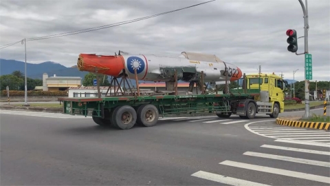 曳引車載戰機吸目光 民眾:以為墜海F5撈上岸歲月痕跡!機身零件鏽蝕 T33志航基地續展出