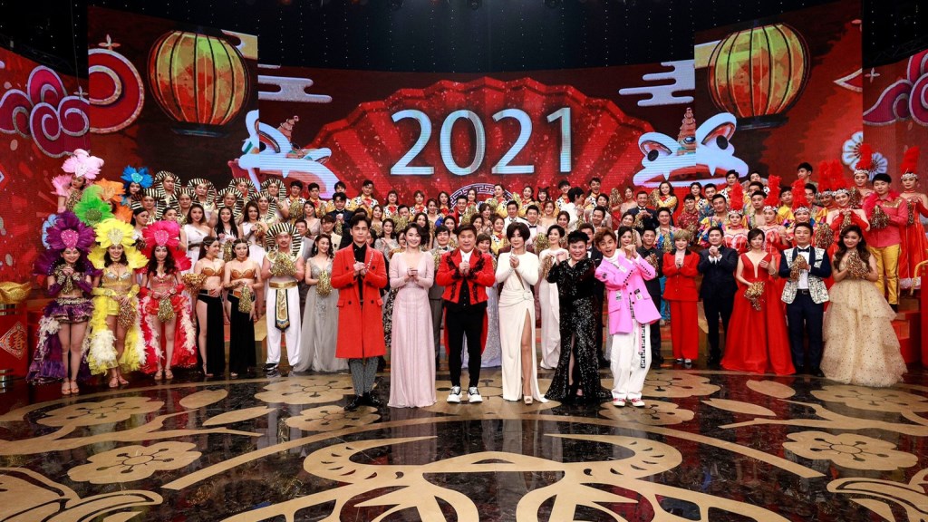 《民視第一發發發》陳美鳳開高衩白禮服彷彿女神降臨 透露服裝兩大罩門...