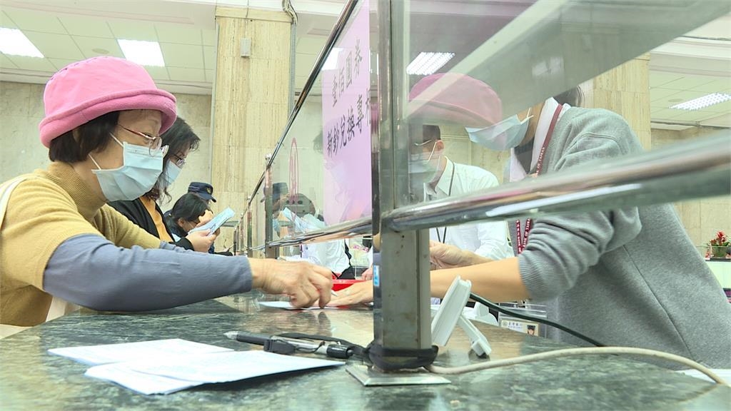 換新鈔囉！民眾搶換百元鈔討喜氣 台銀：一定滿足大家