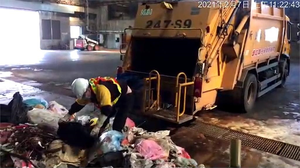 搶救鑽戒大作戰！ 一整車垃圾堆中翻找三小時 