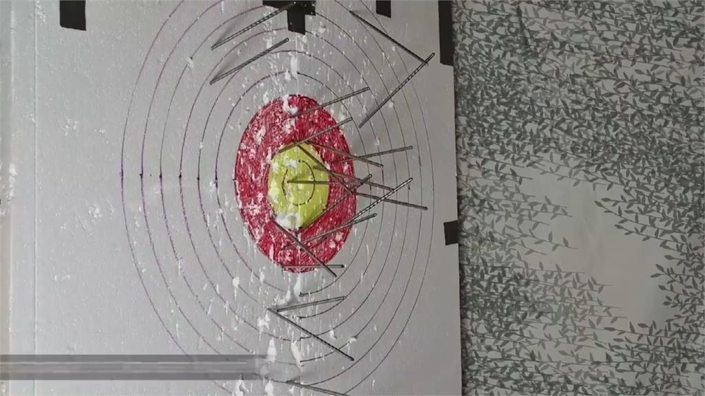 世界無奇不有！雙節棍桌球、筷子飛鏢都能創紀錄！連35人後空翻投籃