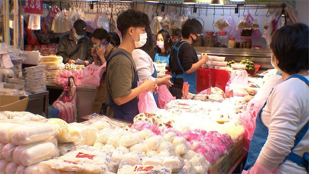 疫情影響在家圍爐夯！民眾趕除夕最後採買