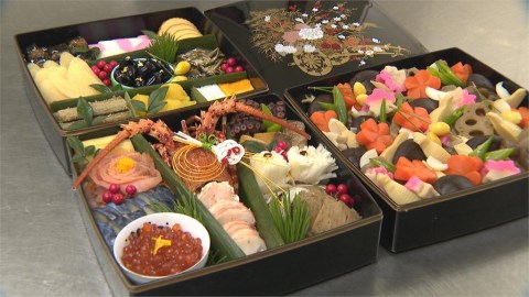 日本駐台代表泉裕泰在台灣過農曆年 嘗試包餃子.刮彩券