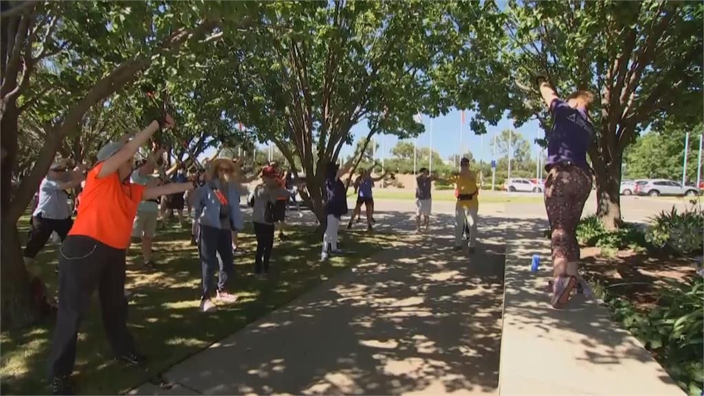 同時運動到上半身！  北歐式健走風吹到澳洲