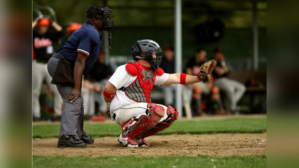 棒球／高中捕手「怕球」漏接…觸身球砸主審　他怒飆球員還判對手勝？