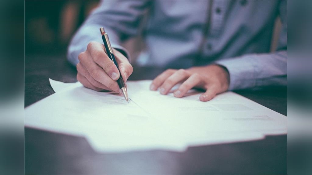 他求職盼「月薪4萬、見紅休、不加班」　網推這職缺：什麼都不用會