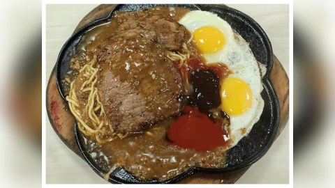 迸出新滋味！夜市牛排上的「半熟蛋」別直接吃　老饕曝：這樣才經典