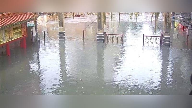 大雨狂炸！鹿港天后宮「淹水照曝光」　廣場變湖泊、供桌泡水中