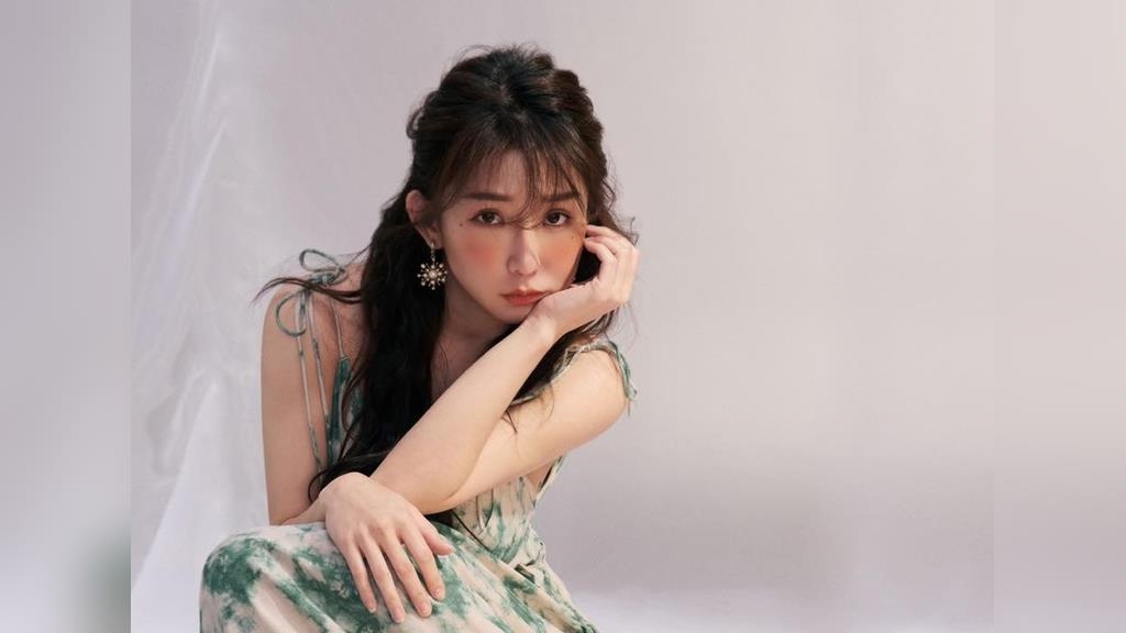 好火辣！郭書瑤自彈自唱「壓扁樂器」　網友：想在妳懷中窒息