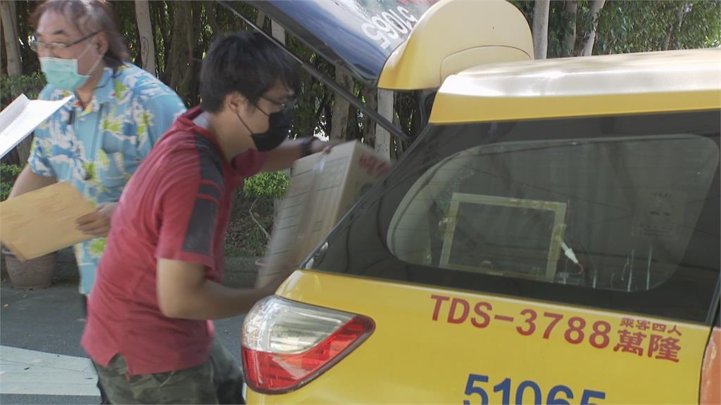 網購量暴增貨運大塞車　200台小黃投入送貨行列
