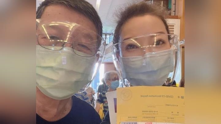 88歲父打疫苗！楊繡惠憂副作用自備退燒藥　直播吐緊張心情　