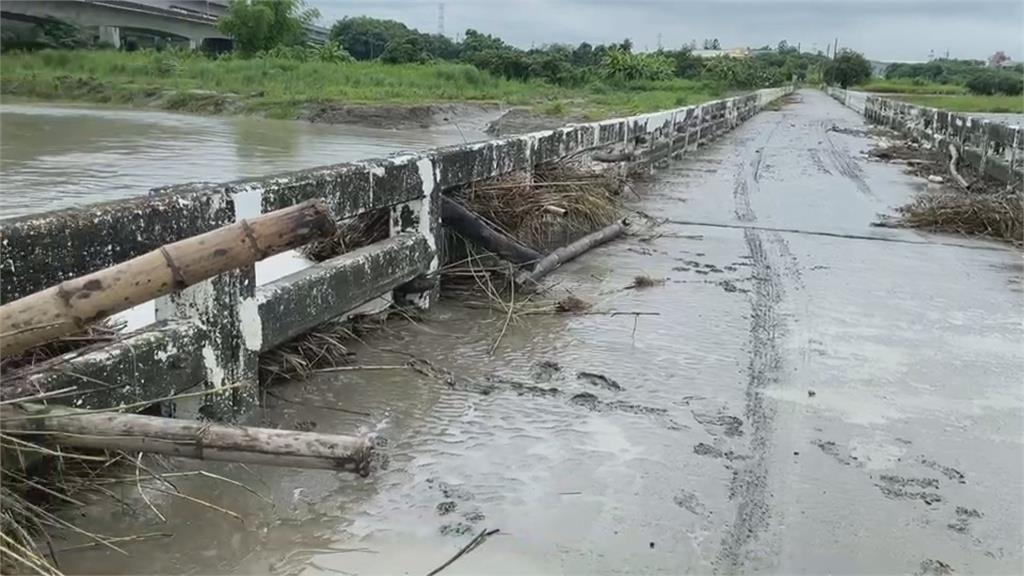 暴雨襲南台灣！溪水淹沒中路橋滿地泥濘　大社觀音山土石崩塌