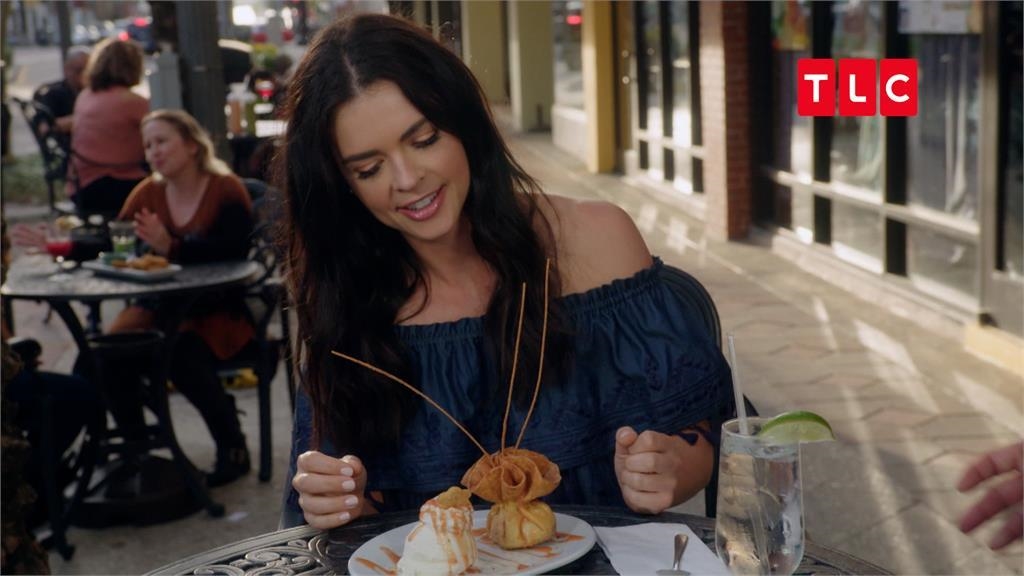 炸物控的天堂！美女主持人大啖海灘美食　「炸好炸滿」超誘人