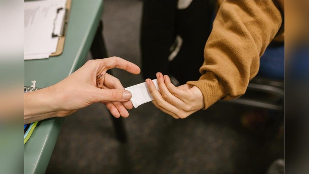 女友用網銀偷情！狂轉「520」一點開備註欄讓他當場綠光頂罩