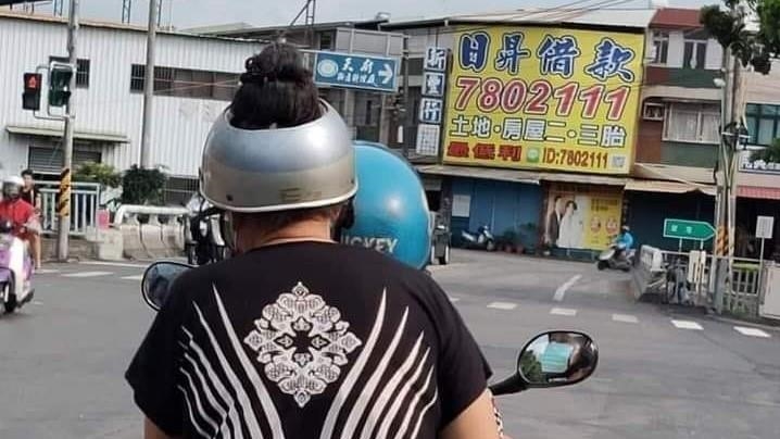 屏東阿嬤安全帽太特別！曾親曝「高聳髮型霸氣竄出」原因