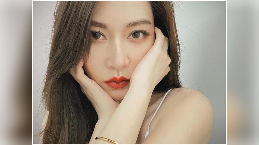  曾莞婷「一片紅布」時尚感太強！下半身失蹤網全凍未條