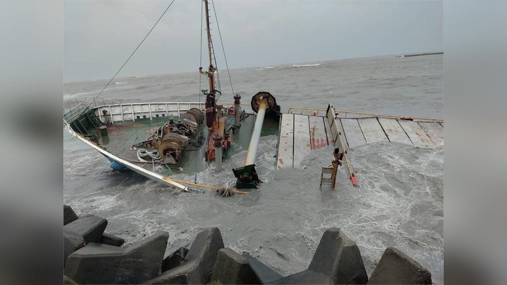 嘉義布袋商港掀巨浪！1416噸貨輪慘遭海水「吞沒」驚險畫面曝