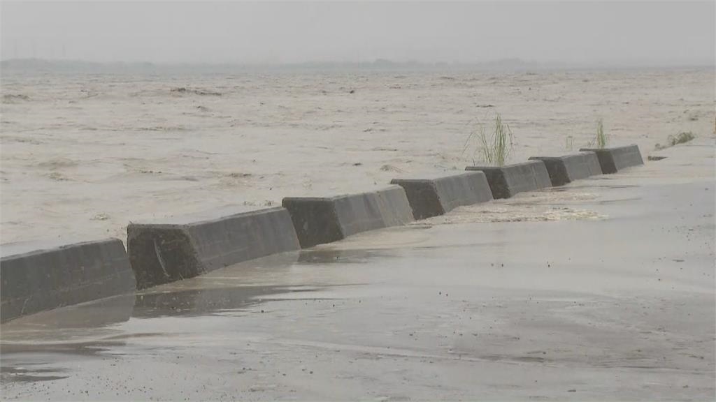 高屏溪溢堤！ 水一度淹進佛光山前河川地停車場　居民嚇壞：從沒那麼嚴重