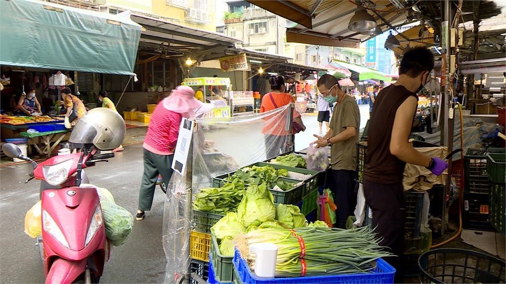 雨彈轟炸菜價狂飆！ 地瓜葉.小白菜翻倍漲  高麗菜一顆破兩百元 民眾嘆:叫外賣比較划算