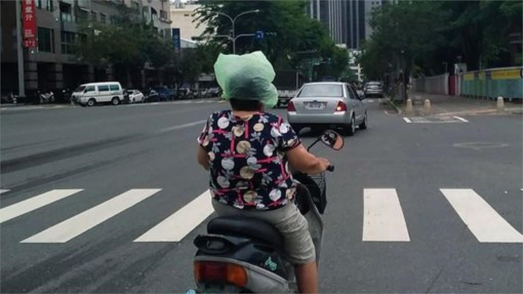 阿嬤騎車戴充氣式「不安全帽」　照片曝光網狠酸：用來裝腦漿嗎？