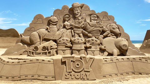 2021「福隆沙雕季」中秋節登場！將迪士尼角色胡迪、巴斯光年、三眼怪搬出大螢幕 還原皮克斯經典電影場景